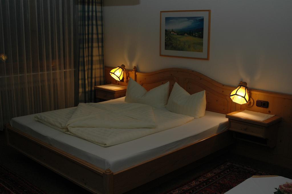 Hotel Garni Jennewein Mayrhofen Room photo