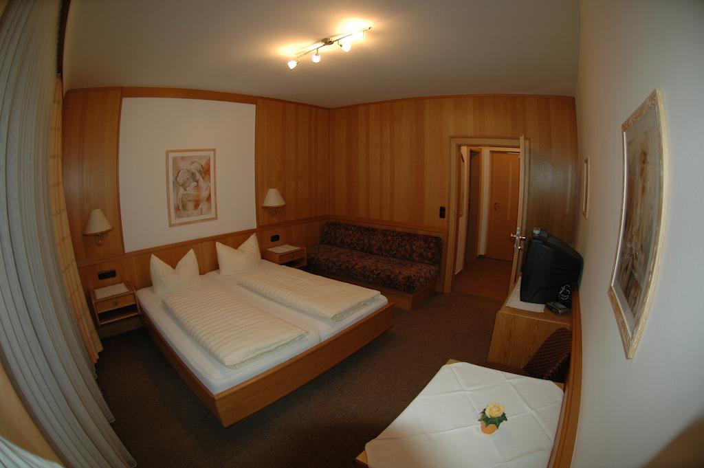 Hotel Garni Jennewein Mayrhofen Room photo