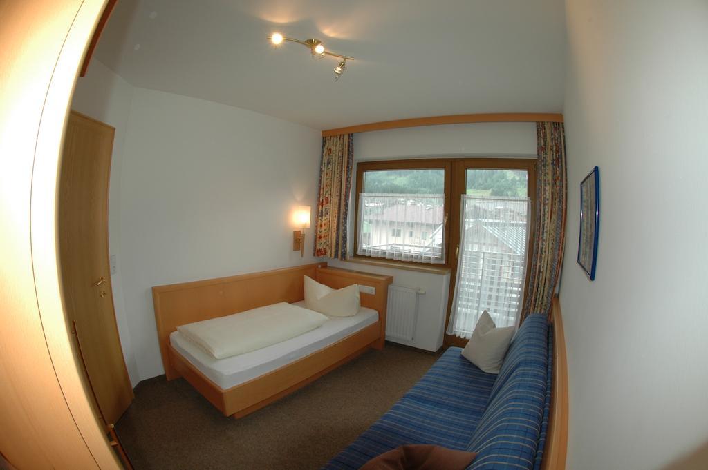 Hotel Garni Jennewein Mayrhofen Room photo